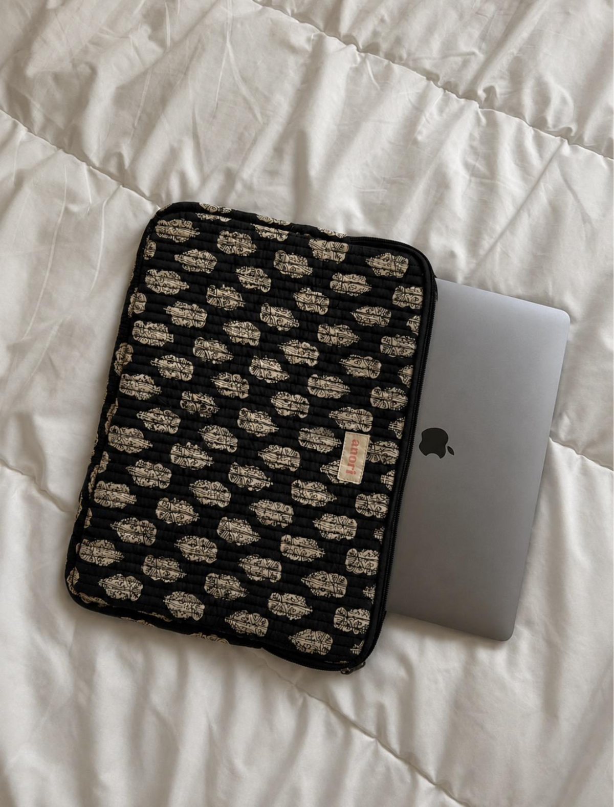 BLACK IVORY LAPTOP SLEEVE