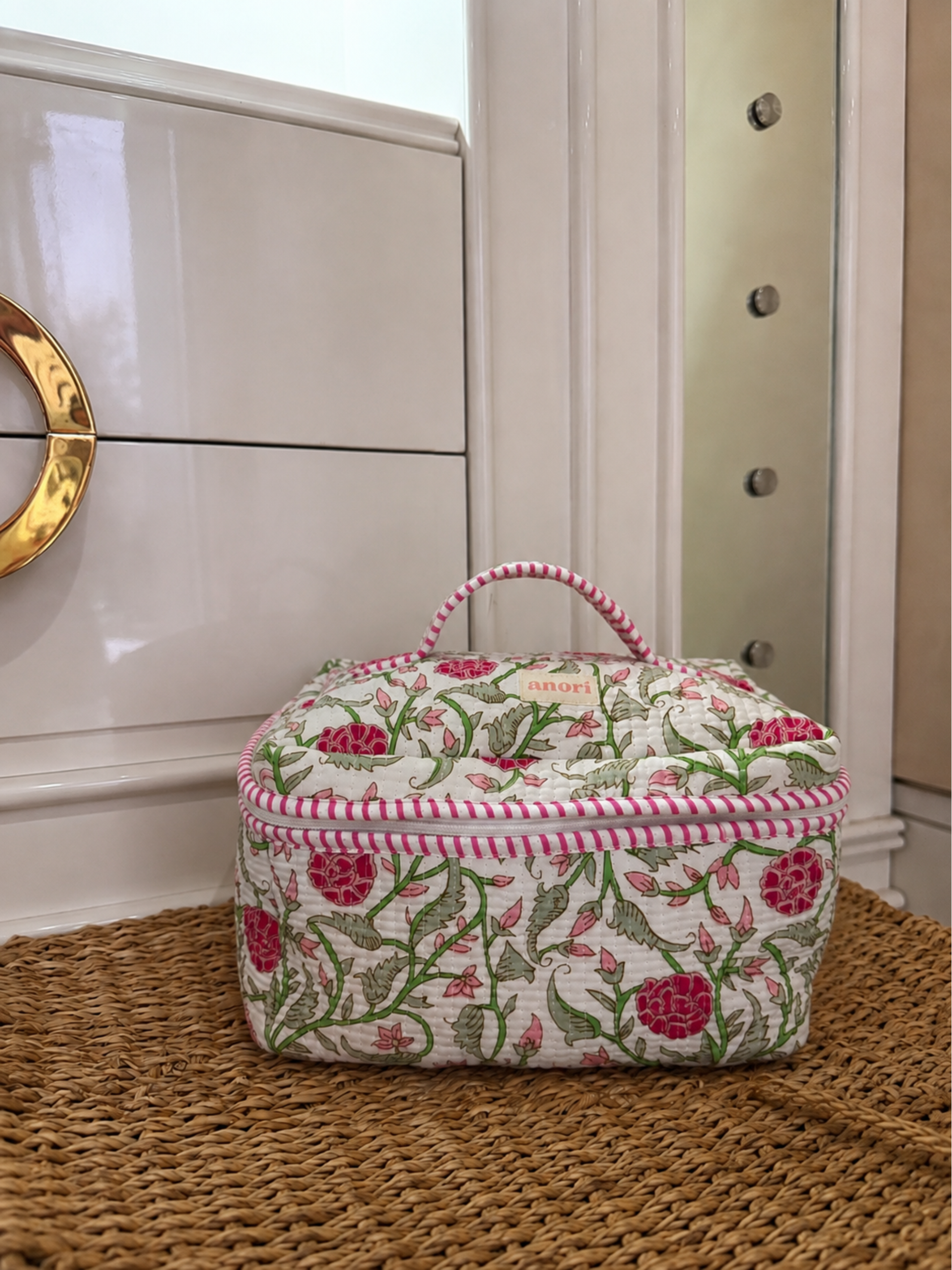 PETAL WHITE VANITY CASE